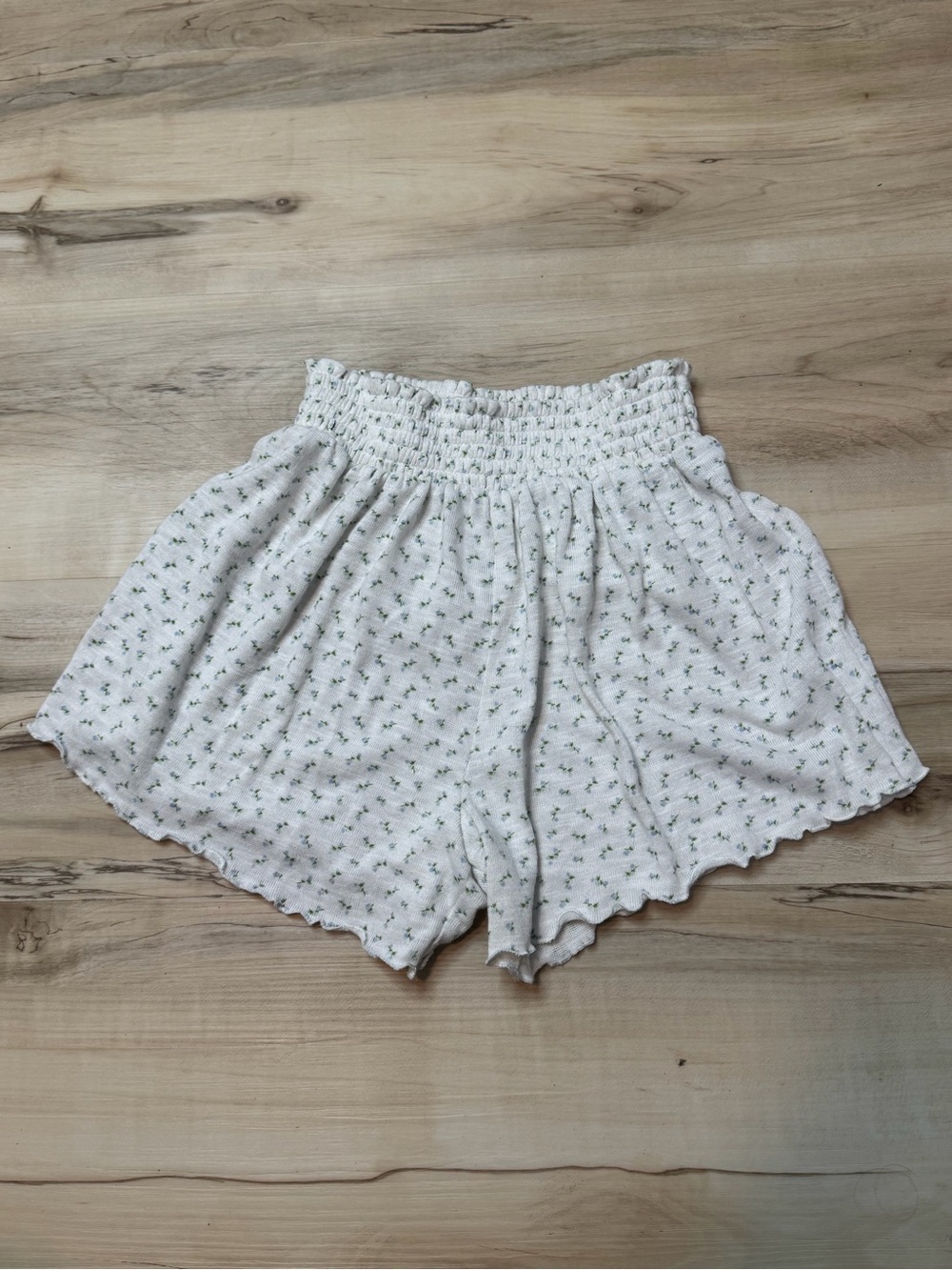 White Floral Aeropostale Smocked Waist Women's Shorts